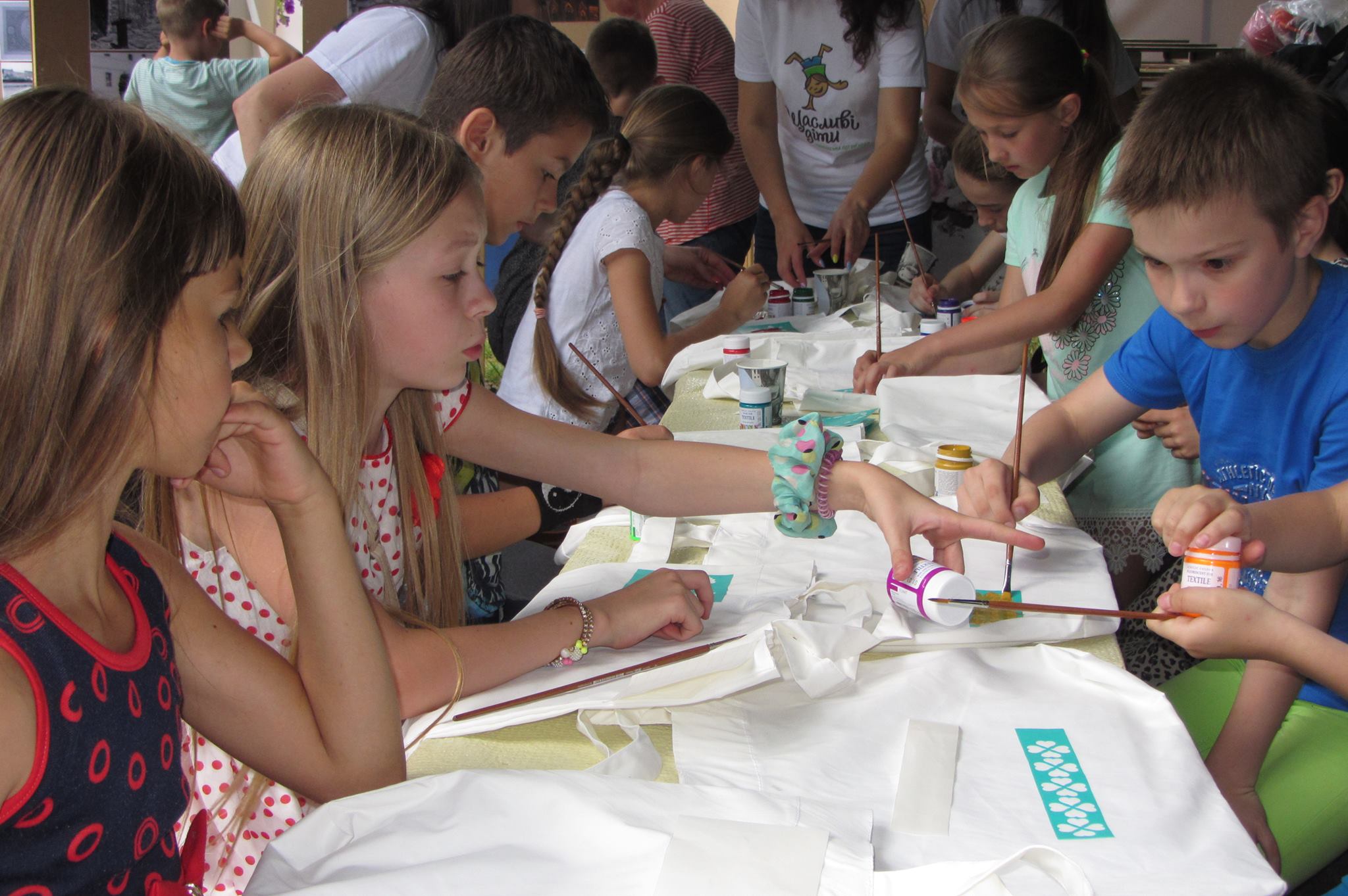Сьогодні, 20 червня, у рамках заходів «Майстерні міста» волонтери громадської організації «Щасливі діти» разом з ужгородськими дітлахами розмальовували екоторби. 