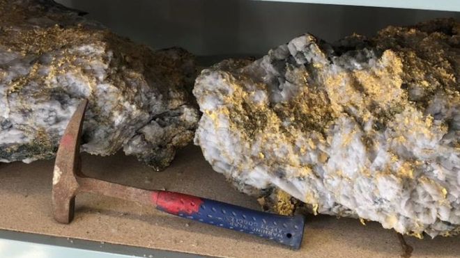 У Західній Австралії шахтарі знайшли два величезних камені з багатим вкрапленням золота, кожен з яких, за приблизними оцінками, коштує мільйони доларів.

