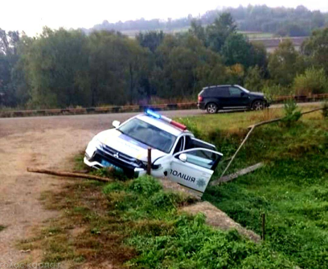 На Закарпатті у ДТП потрапив автомобіль патрульних (ФОТО)