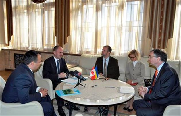 На Закарпатье находится Чрезвычайный и Полномочный Посол Канады в Украине Роман Ващук. Во вторник он встречался с руководством края - председателями ОГА и областного совета.
