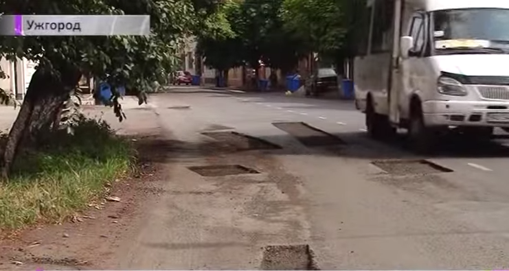 В Ужгороді знову затягується ремонт доріг / ВІДЕО