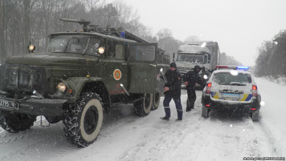 На Закарпатье спасатели сняли ограничения на движение тяжеловесного транспорта через перевалы, которое внедрили в эти выходные в связи с обильными снегопадами.