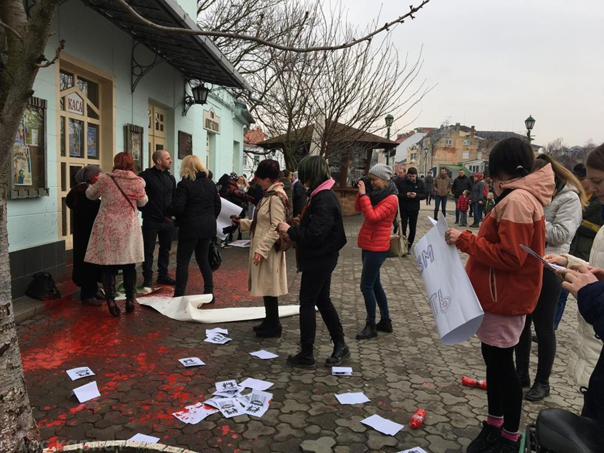 Прихильники націоналістичної організації «Карпатська Січ» переслідують учасників акції за права жінок, яка відбулася в Ужгороді 8 березня, повідомила Радіо Свобода активістка Віталіна Коваль.
