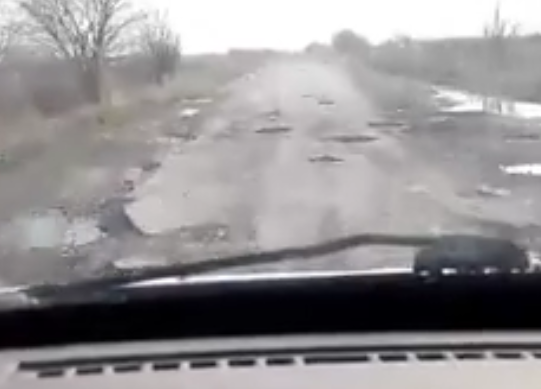 Закарпатцы продолжают публиковать в соцсети шокирующие видео, на которых зафиксировано состояние дорог в области.
