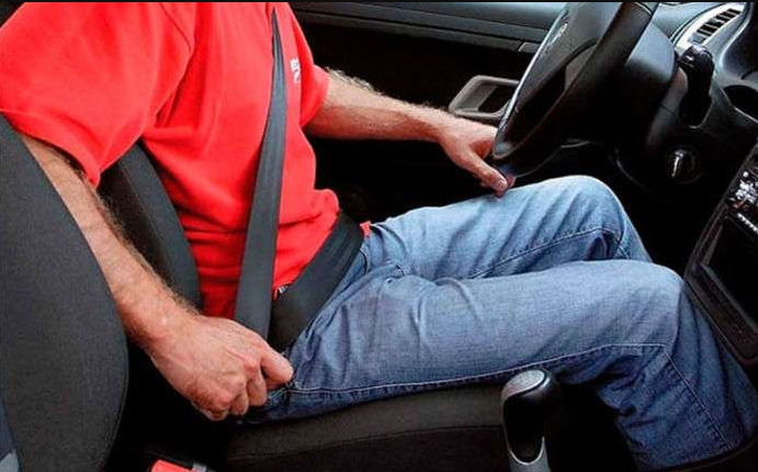 У авто водії та пасажили повинні користуватися пасками безпеки.