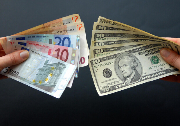 Сьогодні, 21 жовтня, офіційний курс долара встановлено на рівні 36,56 грн. Також Нацбанк опублікував, скільки коштує євро.
