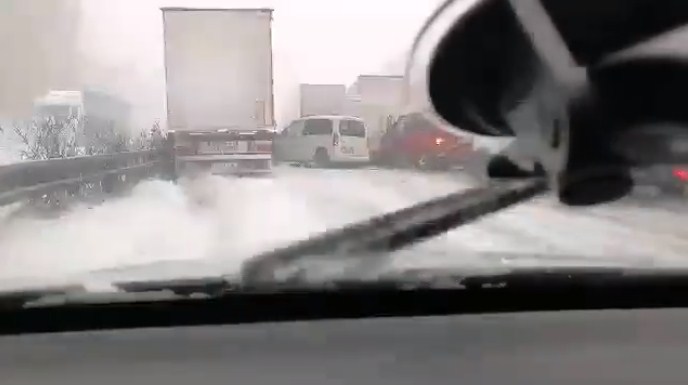 Аварія за участі вантажівок та легковиків сталася через інтенсивні снігопади.