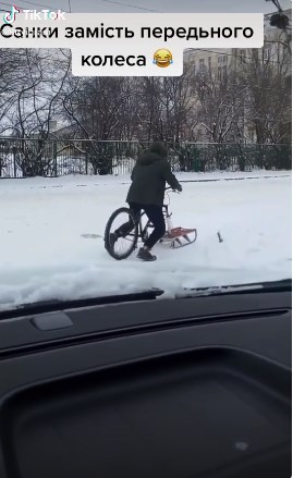 На відео велосипед у якого замість переднього колеса сани.