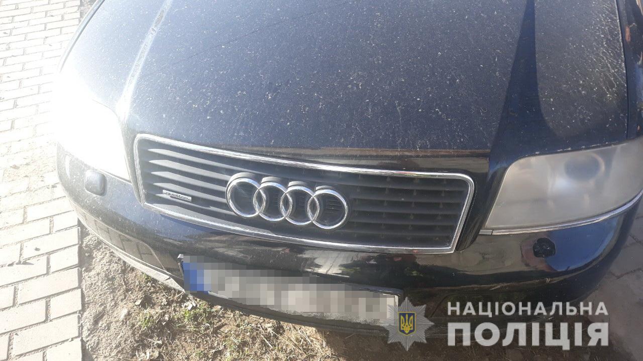 У селі Велика Добронь Ужгородського району сталася ДТП: автомобіль марки «Аudі» ударив ззаду припаркований на узбіччі «ВАЗ-2107».