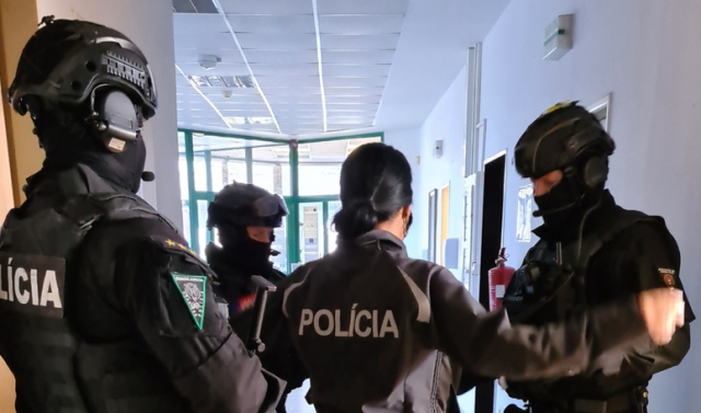 Спецзагін поліції Міністерства внутрішніх справ Словацької Республіки минулої п'ятницю затримали двох своїх колег, які працювали на прикордонному переході Вишнє Нємецке.