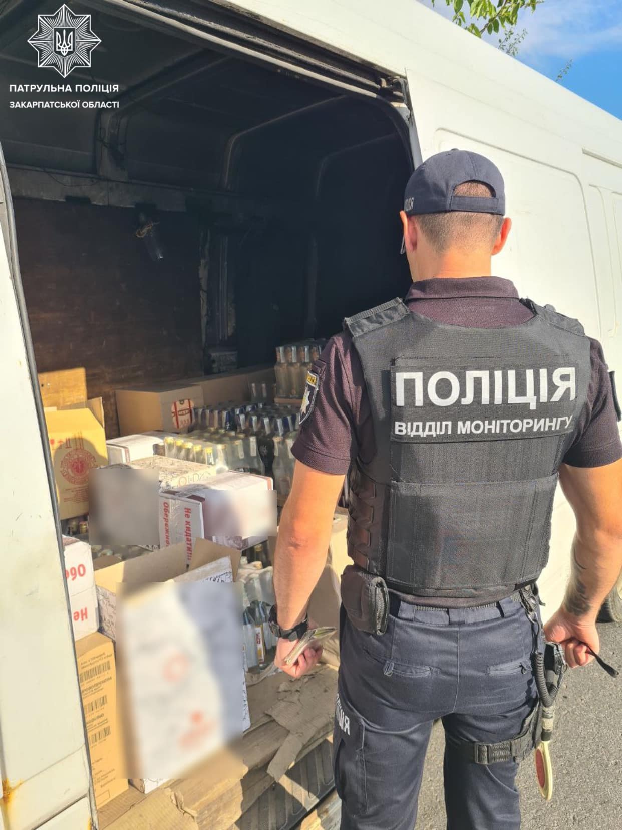 Сьогодні, 3 липня, в Ужгороді затримали водія мікроавтобуса, який провозив товар без документів.