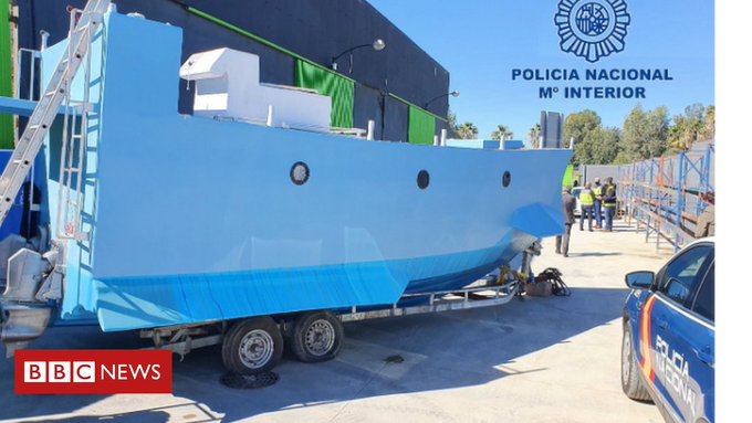 Поліція знайшла саморобну дев’ятиметрову субмарину, облаштовану під транспортування наркотичних речовин, на одному із промислових складів міста Малаза.