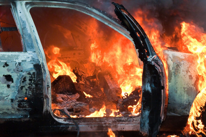 В Орехове на улице Верешмарти произошел пожар автомобиля Renault Trafic, 2006 год.