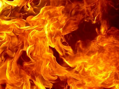 Співробітники групи реагування патрульної поліції Великоберезнянщини вчасно помітили дим в будинку у селі Жорнава та витягли пенсіонера з квартири, де розпочалася пожежа.