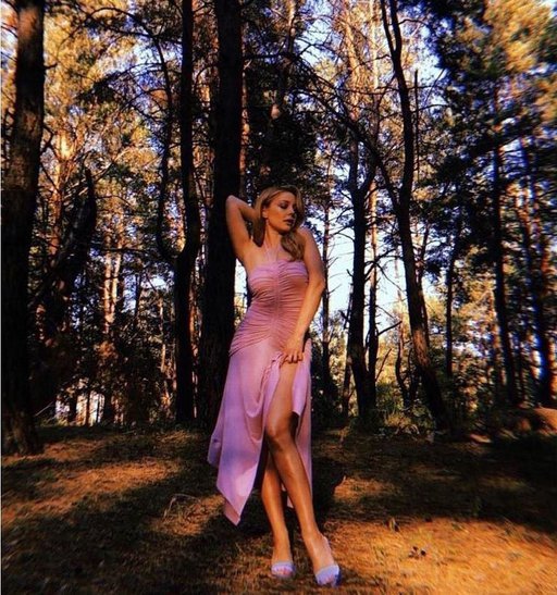 Популярна українська виконавиця Тіна Кароль влаштувала фотосесію в осінньому лісі.