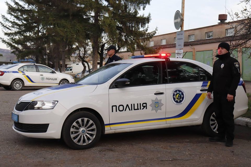 Поліція обіцяє оперативно реагувати на виклики, пов’язані з фактами домашнього насилля, інформує поліція Закарпатської області.