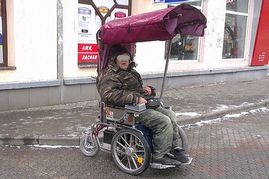 В Мукачеві грабіжник поцупив телефон у інваліда