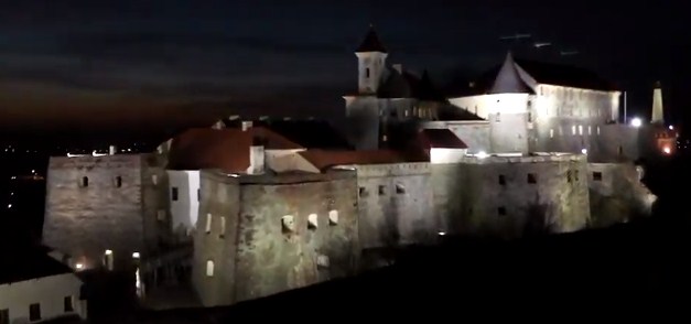 Мукачівську фортецю у світлі нічних вогнів показали у мережі.