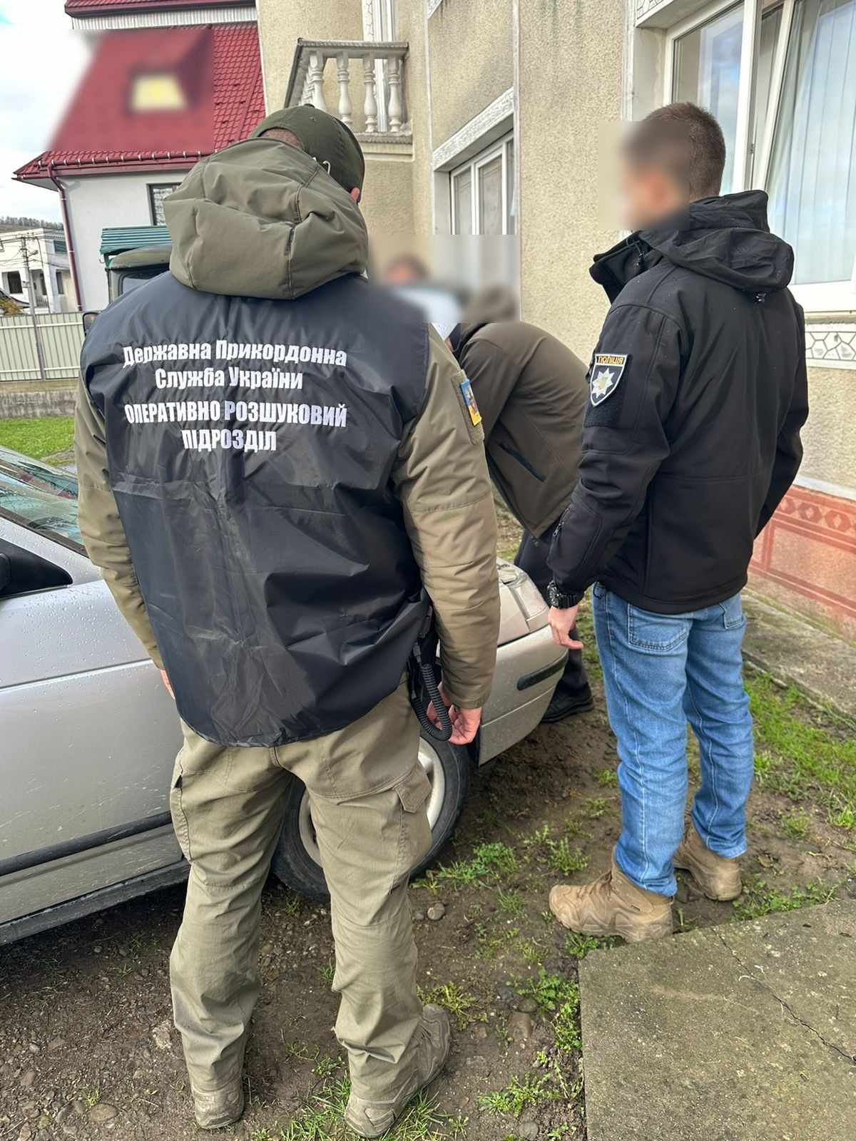 За даними слідства, троє закарпатців організували схему з незаконного переправлення військовозобов'язаних чоловіків через державний кордон України до Румунії.