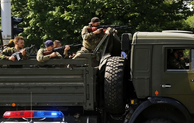 З луганського напрямку до річки Сіверський Донець під Щастям терористи пригнали шість танків і дві установки «Град».
