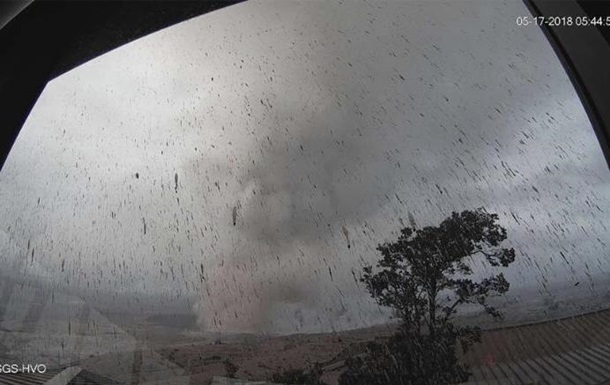 Чергове виверження вулкана Кілауеа відбулося в четвер о 18:00. Воно супроводжувалося потужними вибухами, які закрили небо попелом і димом.
