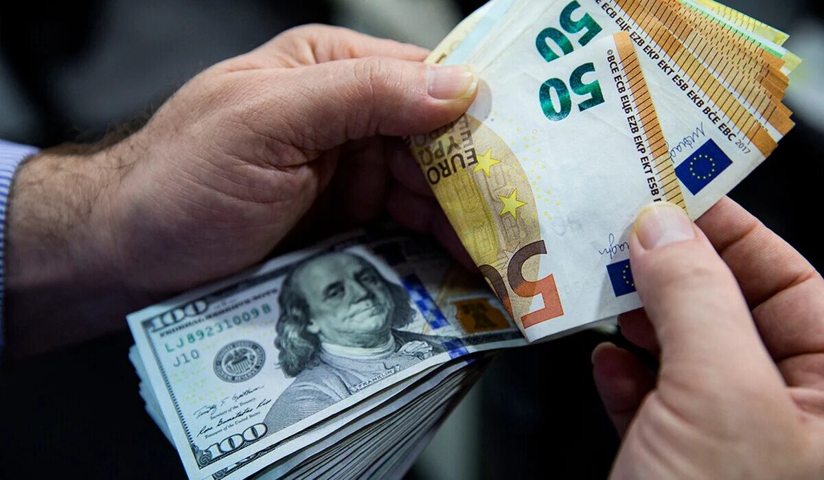 Курс гривні до євро становить 39,50 гривень, а долар - 39,75 гривень.