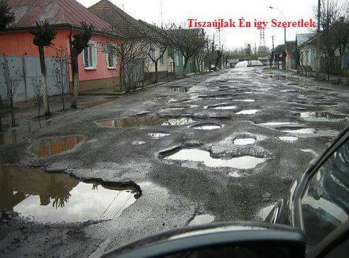 Дорожнє покриття в смт Вилок на Виноградівщині шокує своїми ямами.