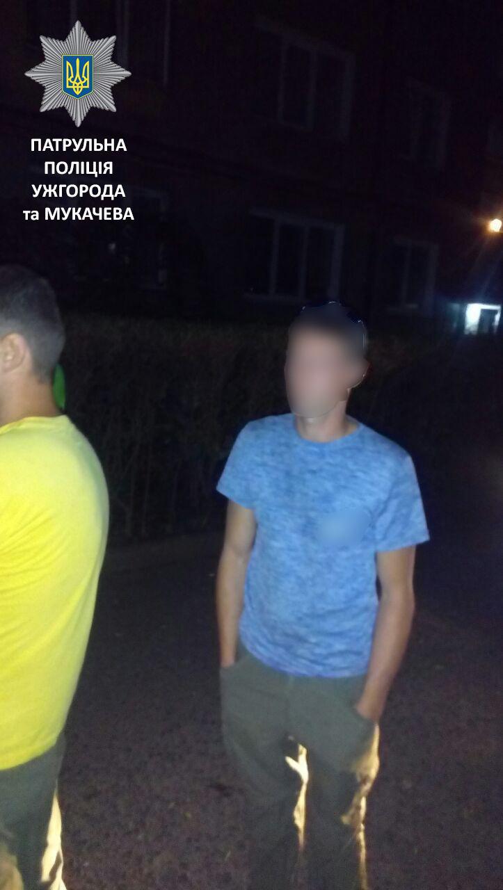 29 серпня о 23:30 до ужгородський патрульних звернувся громадянин, який повідомив, що вулицею Заньковецької рухається автомобіль, водій якого, на думку заявника, знаходиться в стані сп'яніння.