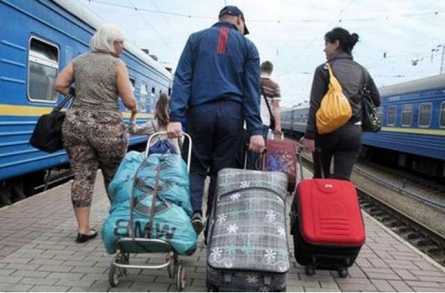 Масова втеча українців на роботу до східних країн Європейського Союзу створила демографічну кризу в самій Україні.

