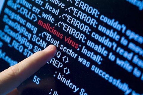 Фахівець з ремонту комп'ютерів Олександр Хазитарханов розповів «Голосу Карпат» як насправді працює вірус і як вражає всі системи комп'ютера.


