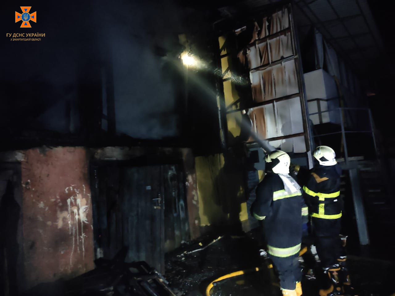 Вчора пізно ввечері, у Сваляві спалахнула пожежа у двоповерховій дерев’яній надвірній споруді.