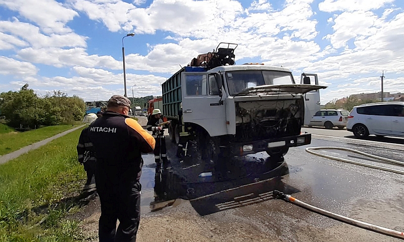21 мая в 11:47 в оперативно-спасательной службы Закарпатья поступило сообщение о возгорании грузового автомобиля марки “КАМАЗ”. 