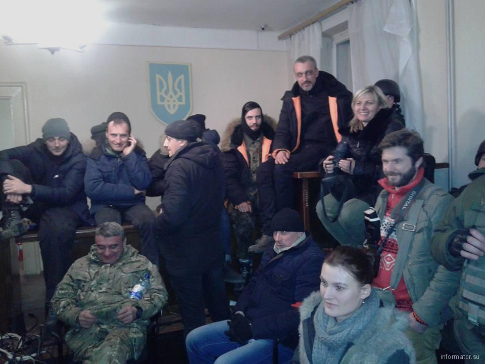 Активисты, которые поддерживают задержанных на Драгобрате бойцов ДУК Правого Сектора, зблокували суд и добились встречи с представителями власти.