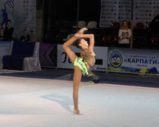 З усієї України до Ужгорода цими днями з'їхалися юні гімнастки – 14-16 жовтня в спорткомплексі 