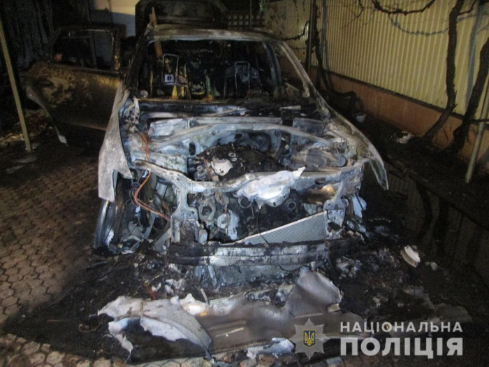 Уночі в Ужгороді загорілися два позашляховики, що належать місцевому мешканцю та його дружині. Поліція розпочала за даним фактом кримінальне провадження.