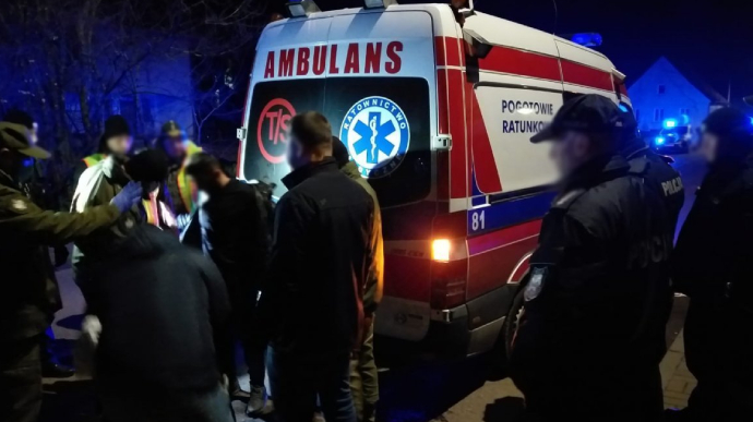 У Люблінському воєводстві Польщі 25 грудня автобус на смерть переїхав 55-річного водія, який намагався замінити колесо.