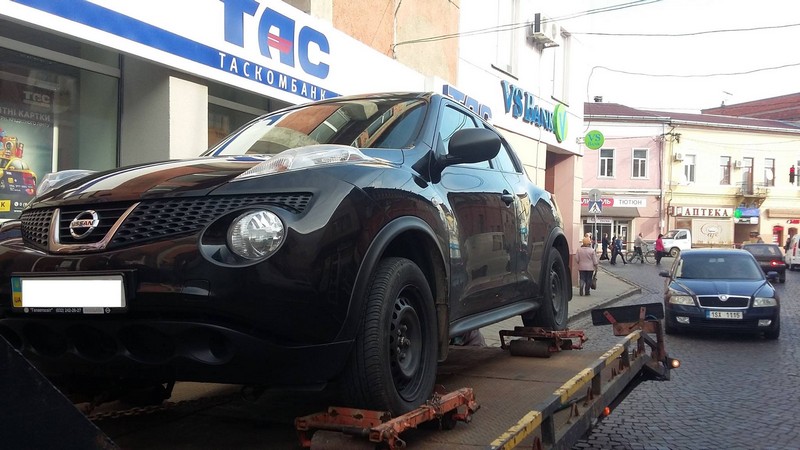 Чергову автівку, яка була припаркована з порушенням правил дорожнього руху, було вивезено евакуатором муніципальної міліції Мукачева.