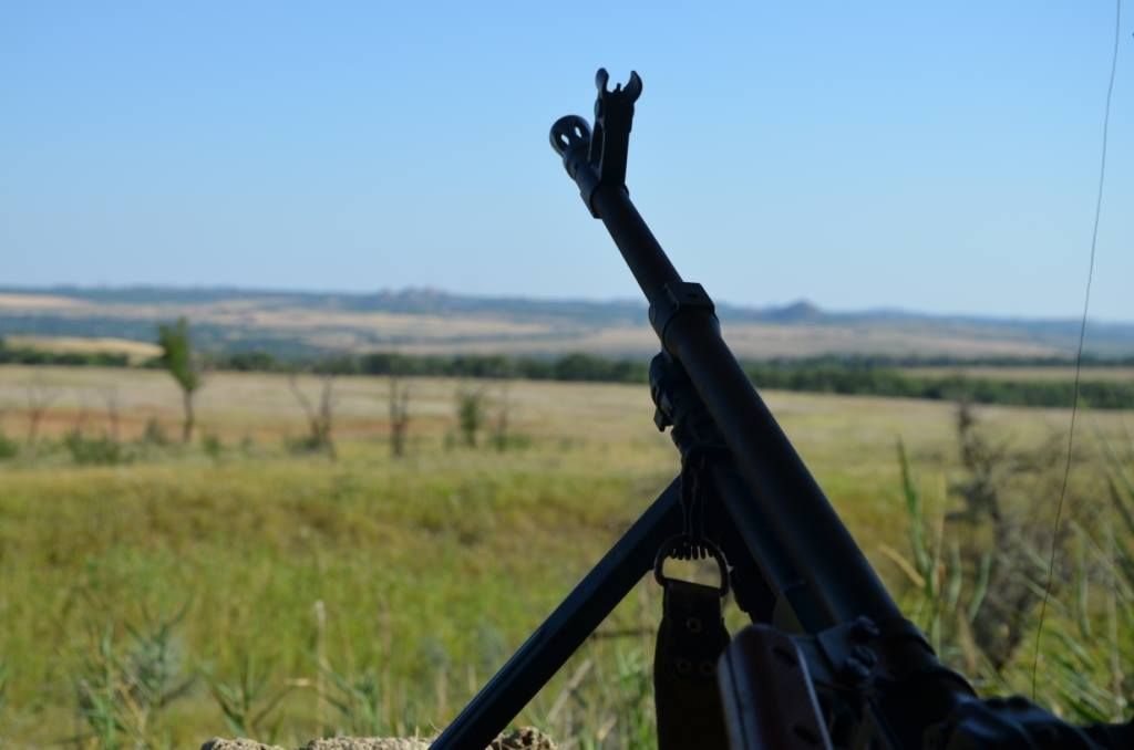 На інших напрямках ворог недовготривало обстрілював українських військових з великокаліберних кулеметів та стрілецької зброї. 