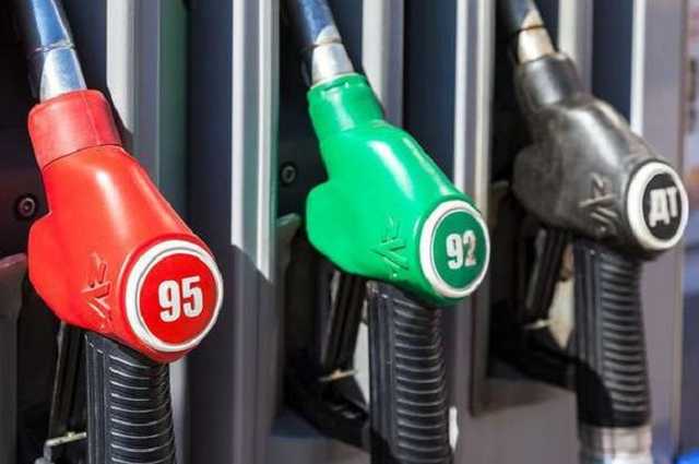 Через дефіцит пального в Україні великі мережі АЗС ввели обмеження по продажу пального. Також варто мати мобільні додатки, щоб заправити більше бензину.

