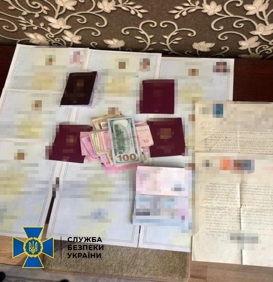 Більше 100 росіян щомісяця отримували громадянство однієї з країн ЄС завдяки корупційній схемі українця.