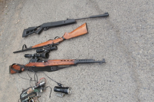 У автомобілі мешканця Берегова виявили дві гвинтівки, ніж, рушницю та набої. За фактом відкрито кримінальне провадження
