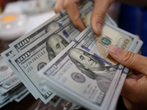 Доллар, евро и российский рубль подорожали.