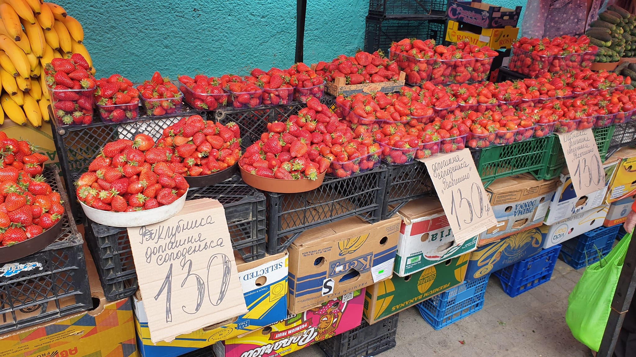 На рынках стоимость сладких ягод упала почти на треть.