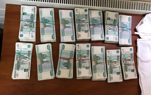 Порушники приховали в одязі рублі, гривні та долари. Загальна сума коштів в еквіваленті склала більше 1 305 000 гривень.
