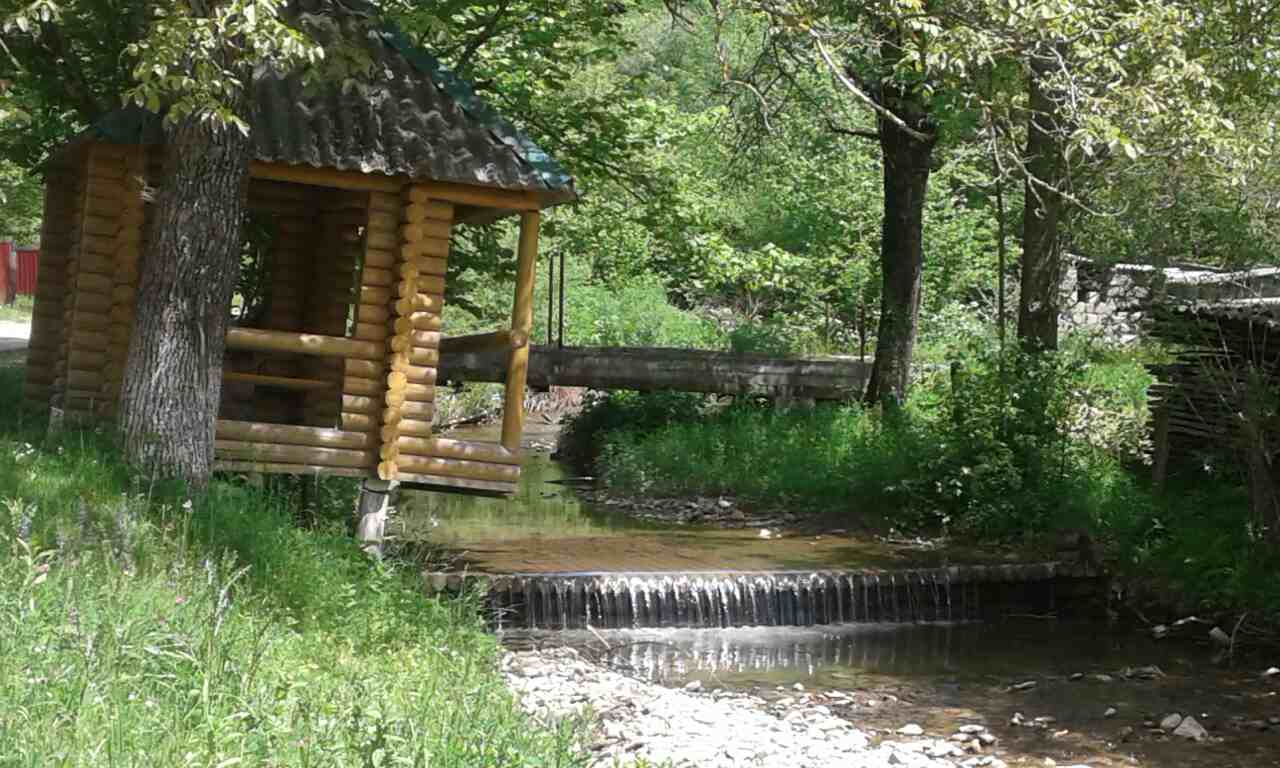 Дванадцять місць для відпочинку на свіжому повітрі, де організовані спеціальні зони для барбекю  встановлені в лісах Тячівського лісового господарства.
