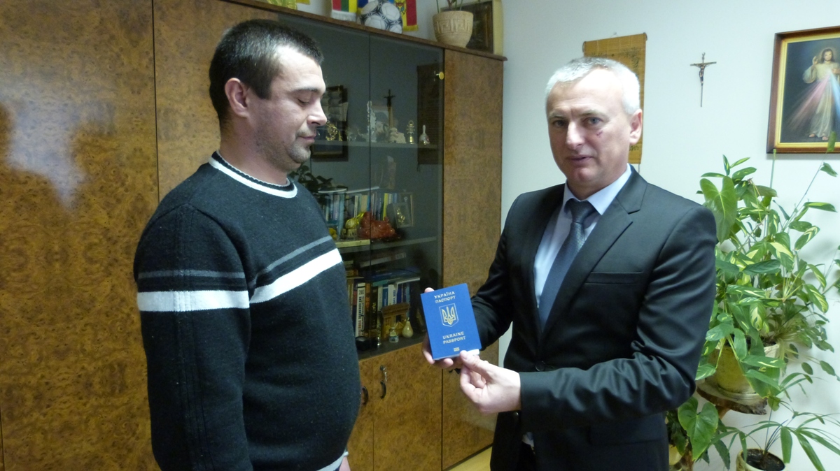 22 січня у Головному управлінні Державної міграційної служби України в Закарпатській області вручили перший паспорт громадянина України для виїзду за кордон з безконтактним електронним носієм. 