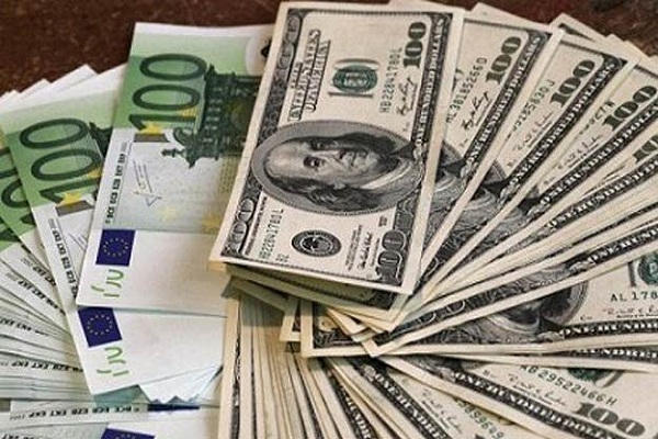 Національний банк послабив офіційний курс гривні до долара на 13 копійок. У той же час, курс національної валюти до євро зріс на 3 копійки.
