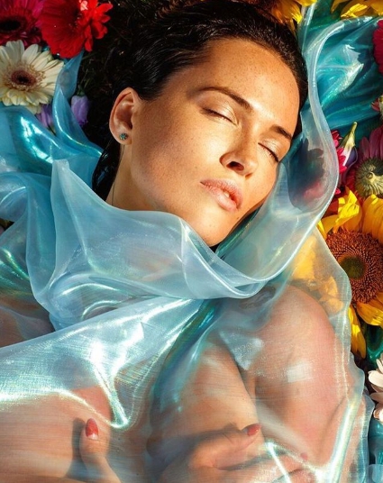 Співачка та модель Даша Астаф'єва опублікувала нові фотографії, на яких позує в сексуальному купальнику у воді. 