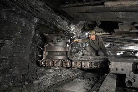 На шахті імені Засядька у Донецьку у ніч на 4 березня стався вибух . 