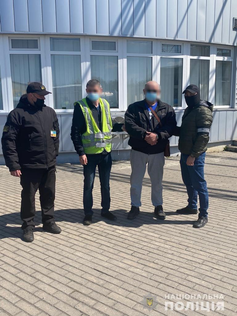 Злоумышленник, разыскиваемый Интерполом, был задержан при въезде в Украину. Иностранец был помещен в изолятор временного содержания.
